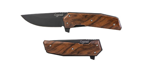 La WOOX Leggenda es un cuchillo plegable de lujo con hoja de acero D2, mango de nogal americano y fibra de carbono, ideal para el uso diario y tareas exigentes.